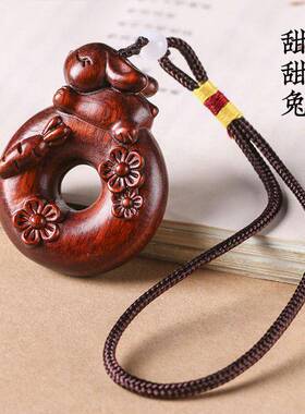 天然绿檀木雕甜甜兔摆件创意手把件紫檀文玩工艺汽车挂件可爱生肖