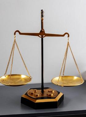 金属天平称摆件律师办公室现代北欧轻奢软装饰品玄关创意法律礼物