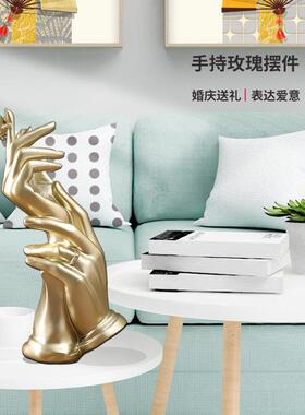北欧金色手摆件创意人物雕塑模型家居客厅书房床头情侣婚庆装饰品