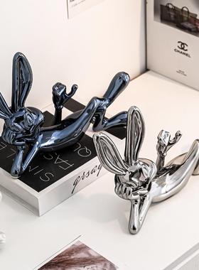 兔八哥摆件高级感创意轻奢躺姿兔子摆设客厅玄关电视柜酒柜装饰品