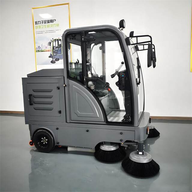 Fog cannon ປິດ sweeper multi-functional ຂັບລົດ sweeper ຂີ້ຝຸ່ນ sweeper ໄຟຟ້າຂະຫນາດນ້ອຍ