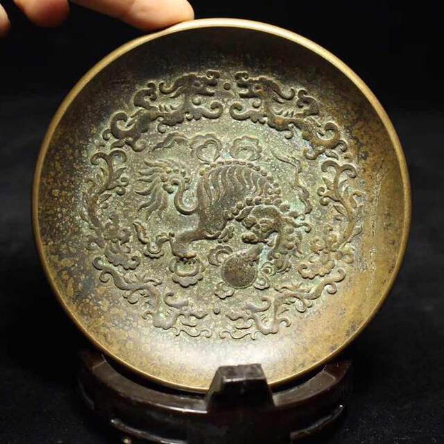 Antiques and antiques, miscellaneous brass reliefs, small plates with auspicious animal pictures used by Emperor Qianlong, decorative ornaments, old copperware collection