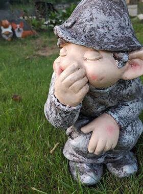 直销新款亚马逊跨境新款园林摆件花园侏儒拉臭臭小矮人树脂工艺品