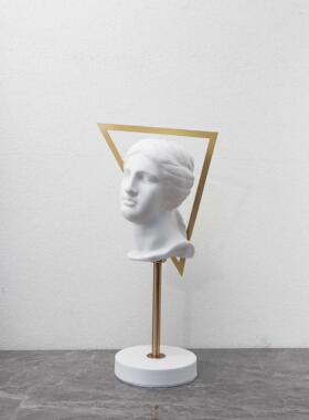 雕现代简博约创意家居支架人塑摆032件样间板电视柜书房物架装饰