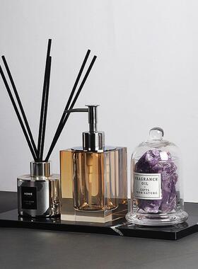 现代简约样板房洗手间浴缸旁水晶洗手液瓶香薰收纳托盘组合摆件