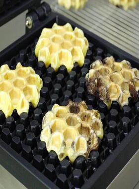 首飞蜂窝状华夫炉格子烤饼机街头小吃设备网红小吃源头工厂
