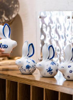青花兔子景德镇陶瓷摆件高档乔迁礼物新婚客厅办公室装饰艺术品
