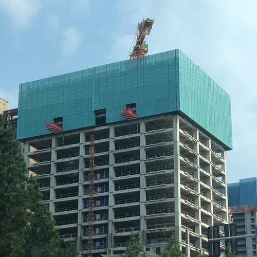 蓝色爬层架网片NPX 冲孔镀锌爬架网围挡 高架建筑脚手全安网 爬架 - 图1