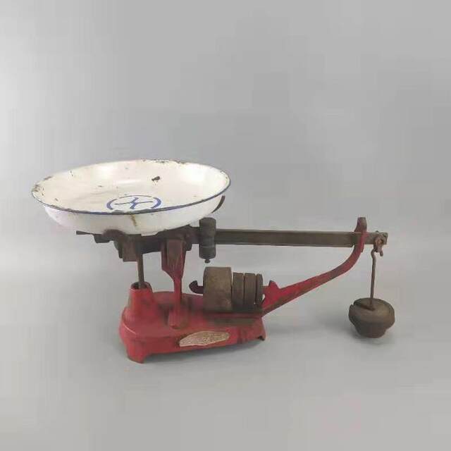 Folk old objects, old pan scales, supply and marketing cooperative pallets, antique second-hand goods, miscellaneous retro props, decorative ornaments
