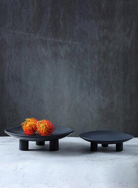 现代简约斯堪的纳维亚创意黑白陶瓷三足圆水果盘饰品家居样板房桌