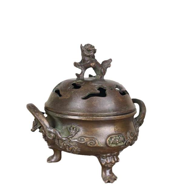 Old antique Ming Dynasty Xuande play aromatherapy stove ornaments Chinese antique miscellaneous incense plate lion lid stove three-legged stove