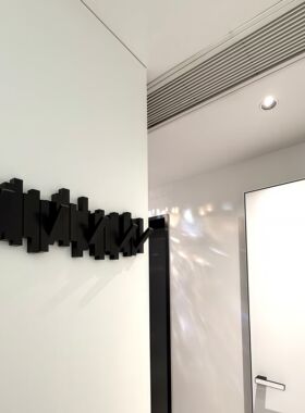钢琴键实木墙面装饰挂衣架创意小众门后高级隐形挂钩免打孔收纳层