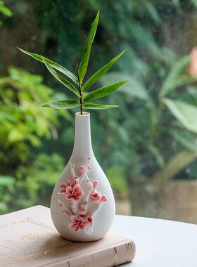 陶瓷手捏花梅花小口径花瓶摆件客厅桌面白色艺术插干花高颜值花器