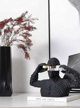 现代积木蒙面人雕塑摆件意式抽象样板房玄关酒柜书架创意家居装饰