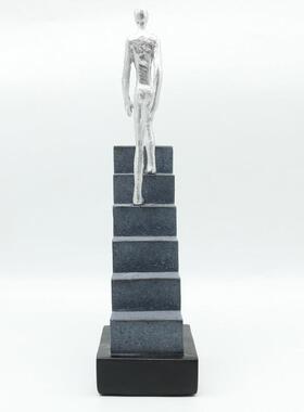 人物爬楼梯摆件轻奢艺术楼梯家居装饰品酒柜玄关客厅创意桌面摆设
