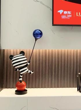 现代极简卡通杂技小熊摆件客厅电视柜旁玄关样板间雕塑气球熊装饰