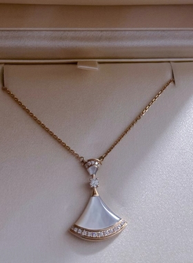 公价43700】99新宝格丽18K玫瑰金白贝母小裙子扇子排钻项链356452