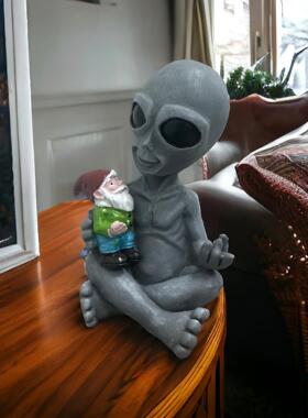 新款外星人抱小矮人侏儒花园精灵摆件创意艺术设计庭院装修