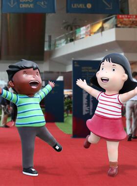 卡通外国人物摆件户外玻璃钢可爱小孩雕塑园林景观大型广场装饰品