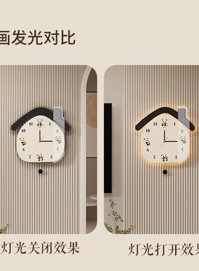 创意卡通小房子挂钟摇摆时钟装饰壁灯静音发光卧室家用挂墙钟表