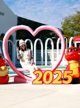 2025卡通蛇年雕塑玻璃钢元旦生肖吉祥物景区装饰户外新年网红摆件