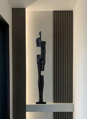 现代抽象金属人物雕塑摆件装饰样板房书房售楼部酒店玄关客厅饰品