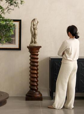 售楼处雕塑覆古风格的样板房房子入口楼梯底层站立的维纳斯装饰摆