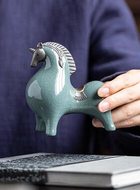 新中式哥窑小唐马摆件陶瓷动物招财创意家居客厅茶道桌面装饰品