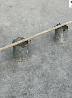 民俗老物件老式大号扁担箩筐竹编筐挑担铁桶影视舞台道具装饰摆件