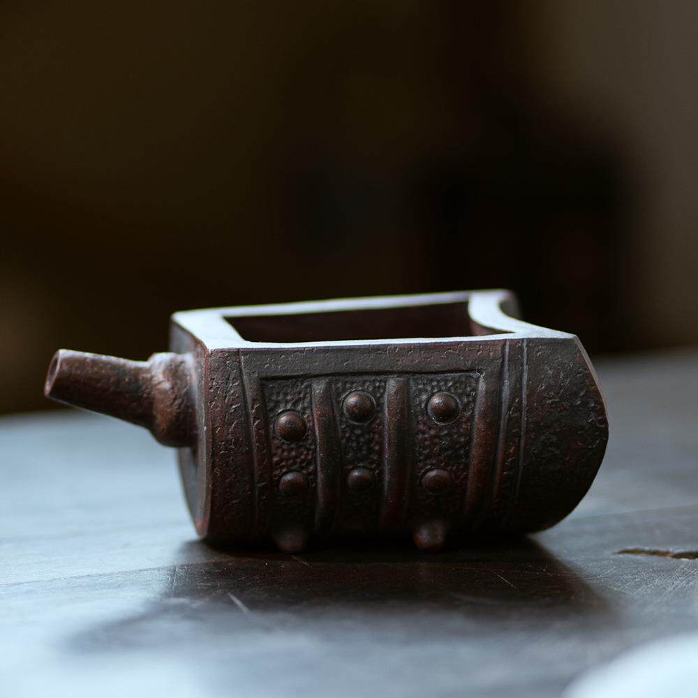 Yixing raw ore purple sand tea dispenser tea cup hand-caught pot tea set accessories imitation bronze chime fair cup