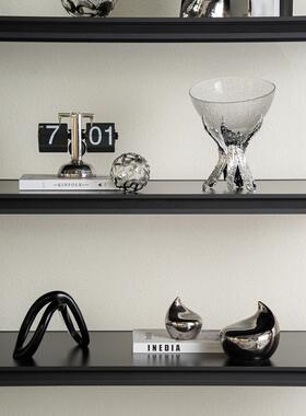 轻奢风格高端银色组合电视小众沙发背景墙开放式网格饰品简单样板