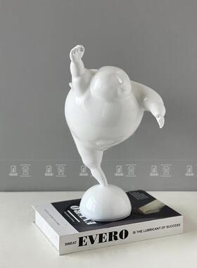 现代简约雕白色GET小胖人创意舞物塑摆件样板间酒店客跳厅玄关桌