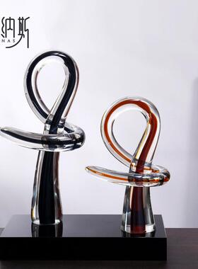 现代创轻奢抽象牵手玻180079璃摆件厅电视柜玄关茶桌客面设计师饰
