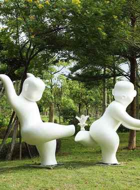 户外玻璃钢抽象儿童玩耍推铁圈人物雕塑学校公园景观运动小区摆件