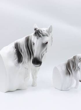 现代简约马首马头白色树脂雕摆件楼样房售部家居玄关客马头板塑厅