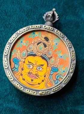 西藏五路财神之首黄财神头像唐卡噶乌盒圆形吊坠非手绘旅游纪