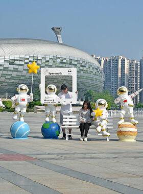 太空人太空人玻璃纤维雕塑航天模型网红打卡商场美陈户外景观大摆