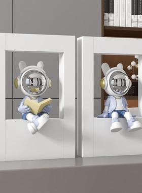 直销新款轻奢休闲宇航员看书桌面摆件客厅电视柜酒柜酒店会所样版