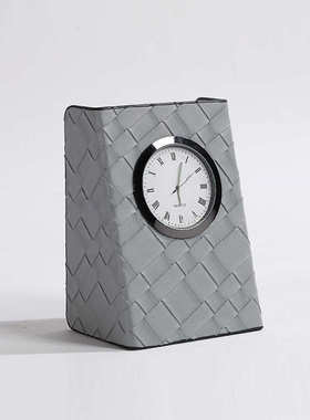 现代轻奢样板房间装饰品书房客厅酒店金属皮质台式钟表桌面摆件