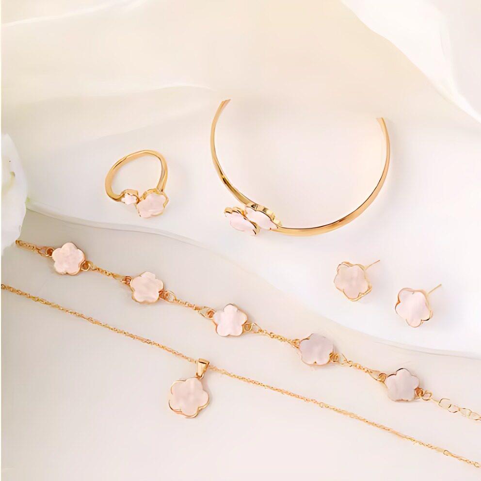 Cross-border hot selling lucky flower jewelry set acrylic bracelet bracelet five-leaf clover necklace ring ring earrings for women