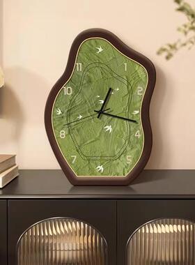 绿色风景挂墙钟表客厅挂钟中古高级感创意静音摆放桌面时钟摆台式
