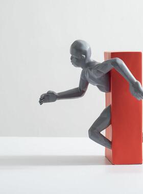 采购产品现代简单创意人物饰品，破墙雕塑，办公室书柜，售楼处，