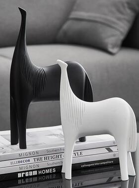 现代简约抽象马摆件创意轻奢家居客厅电视柜酒柜玄关样板间装饰品