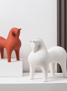 现代简单的儿童房间可爱的卡通动物饰品创意抽象红马人物饰品犀牛