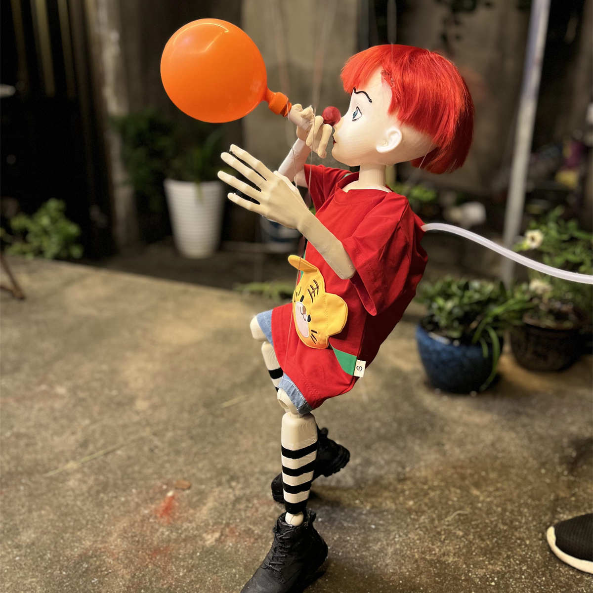 吹气球的少年提线木偶人舞台演出道具街头表演木头人玩具装饰摆件 - 图0