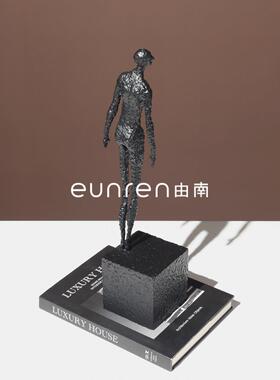 由南北欧人物抽象雕塑眺望者金属摆件样板房间家居展示架软装饰品