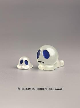 无聊瞭，摆一堆夜光外星人治愈电脑桌面日式工位办公桌小摆件装饰