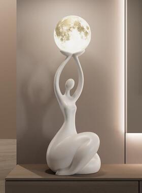 抽象人物艺术饰品，高端现代客厅，电视柜旁的落地灯，装饰乔迁之