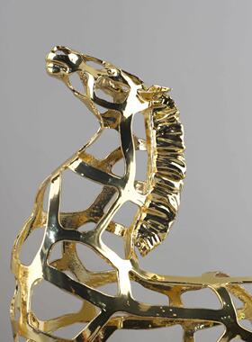 北欧创意金属镂售空骏马动物塑摆件1491客厅玄雕关酒店楼处居家装