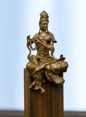 持莲自在观音佛像神像观世音菩萨像摆件铜像迷你精致小随身佛供奉